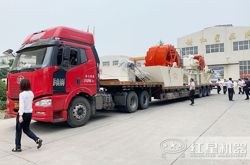 整套水洗機制砂石生產線設備裝車發貨中