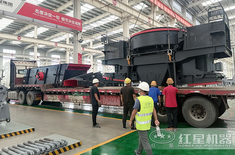 紅星水泥塊破碎設備裝車發貨現場