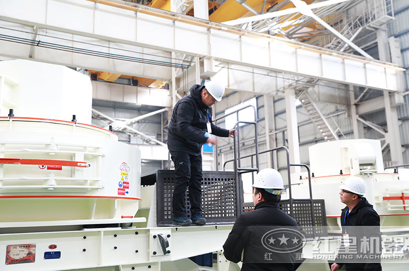 客戶來廠考察石灰石制砂設備 客戶來廠考察石灰石制砂設備