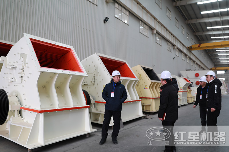 客戶來廠考察錘式破碎機設備