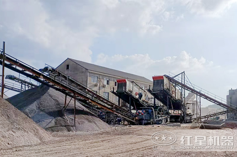 時產300噸移動石料破碎機生產線現場 時產300噸移動石料破碎機生產線現場