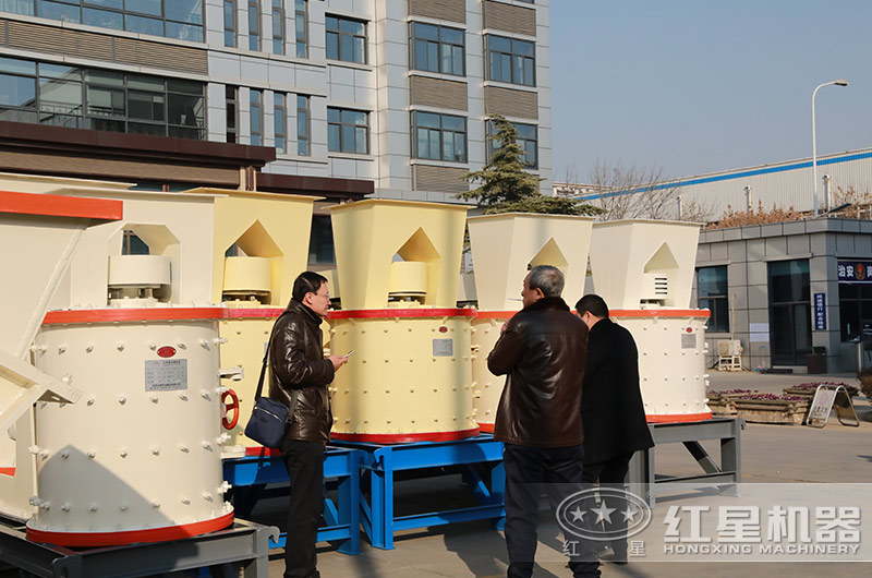 客戶(hù)來(lái)廠考察立式復(fù)合破碎機(jī)設(shè)備 客戶(hù)來(lái)廠考察立式復(fù)合破碎機(jī)設(shè)備