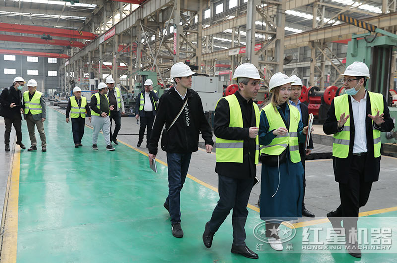 客戶一行來廠考察水泥塊破碎機設備 客戶一行來廠考察水泥塊破碎機設備