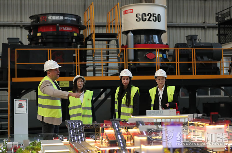 客戶來廠考察花崗巖破碎機設備 客戶來廠考察花崗巖破碎機設備