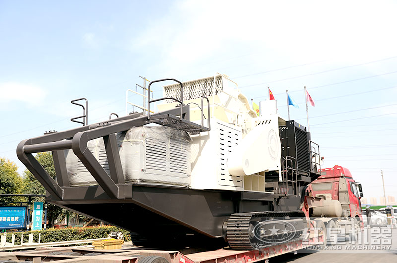 準(zhǔn)備發(fā)往用戶現(xiàn)場(chǎng)的車載移動(dòng)破石機(jī)