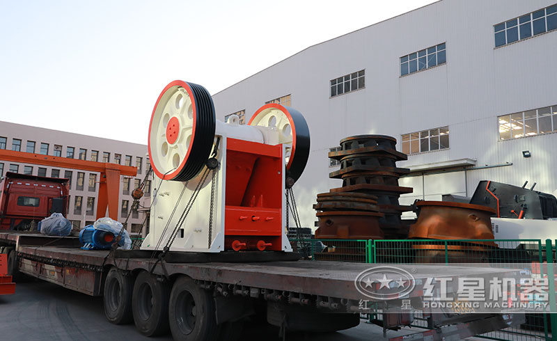 又一臺小型顎式石子破碎機發貨