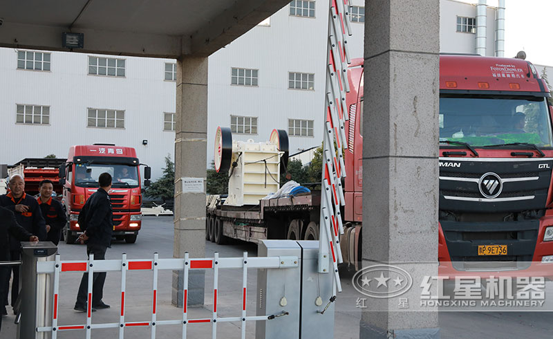 小型鱷式碎石機發貨現場 小型鱷式碎石機發貨現場