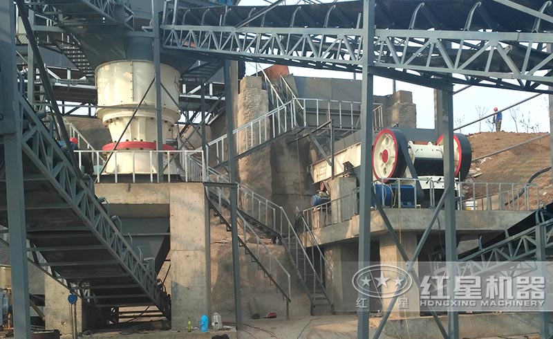 顎式破石機(jī)作業(yè)現(xiàn)場實拍圖