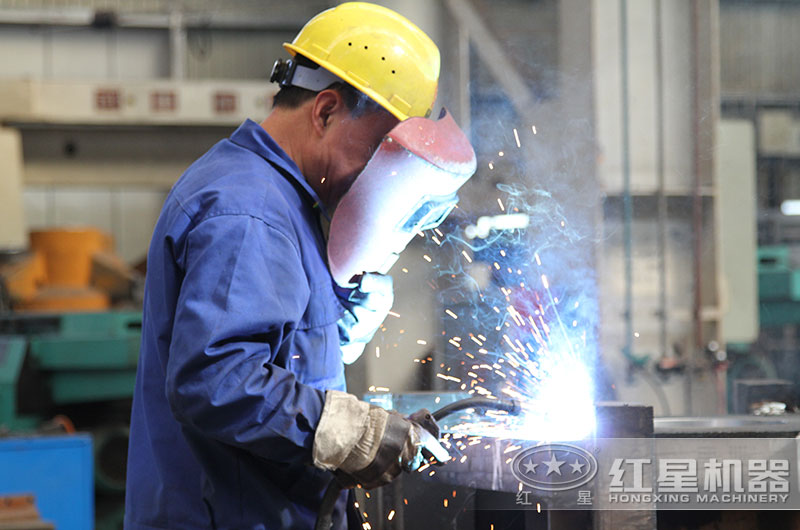 紅星技術人員認真對待產品的每一個細節