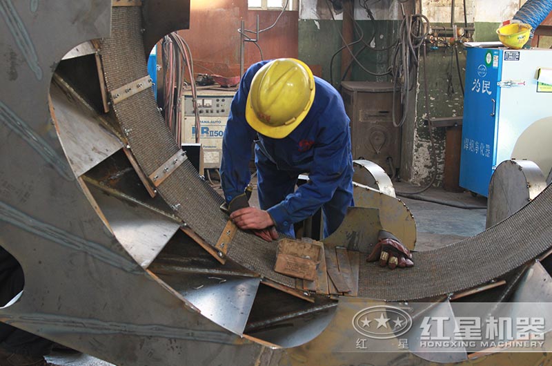 技術人員正在生產洗沙機輪斗