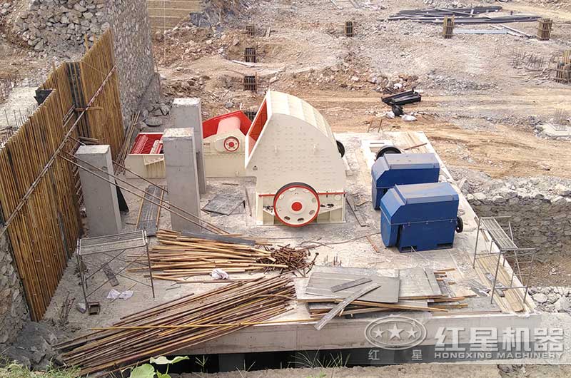 給料機、重錘式破碎機進行安裝