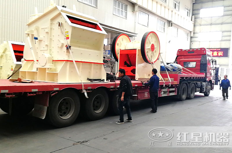 時(shí)產(chǎn)1000噸的石灰石破碎設(shè)備車間等待發(fā)貨