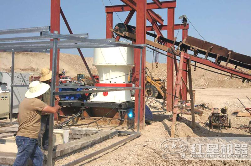 大型單缸液壓圓錐破碎機作業現場