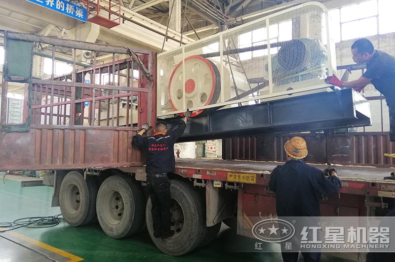 對輥式粉碎機裝車,準備發貨