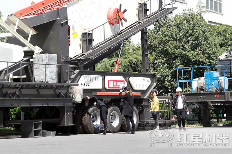 客戶來廠考察,經理陪同做詳細介紹