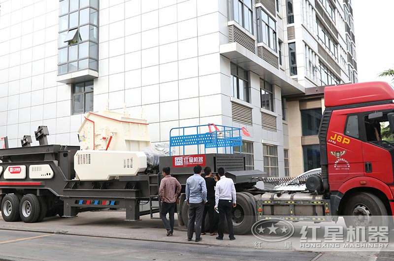 廢混凝土塊粉碎設備發(fā)貨中 廢混凝土塊粉碎設備發(fā)貨中