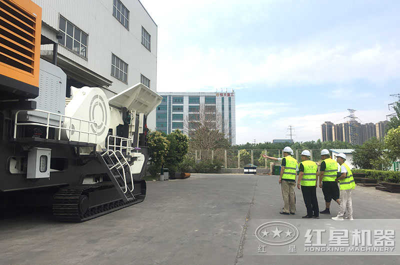 客戶來廠參觀，經理陪同做詳細介紹