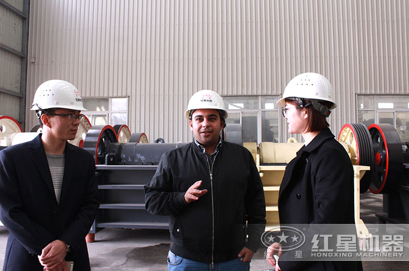 顎式破碎機客戶來廠考察 顎式破碎機客戶來廠考察