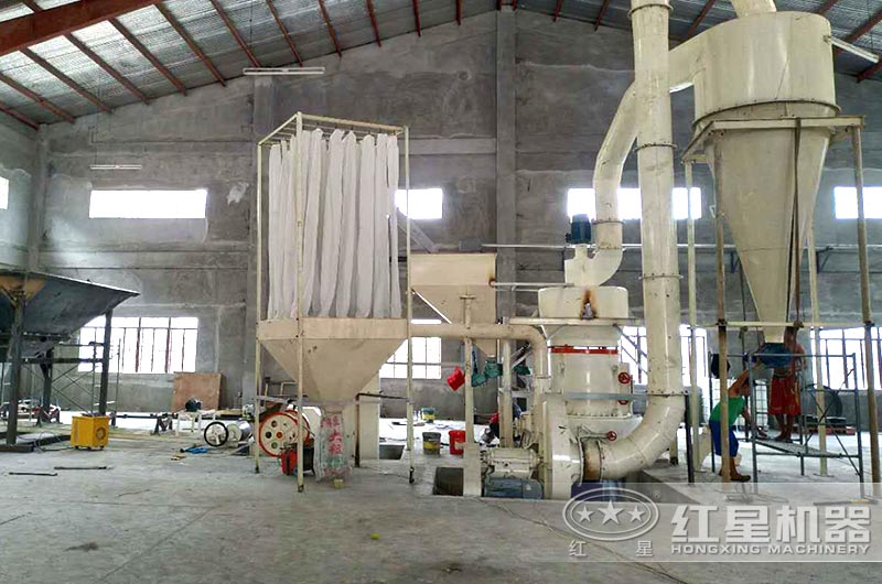 石灰石雷蒙磨粉機作業現場圖