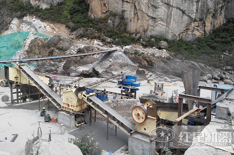 小型破石頭的機器作業(yè)現(xiàn)場 小型破石頭的機器作業(yè)現(xiàn)場