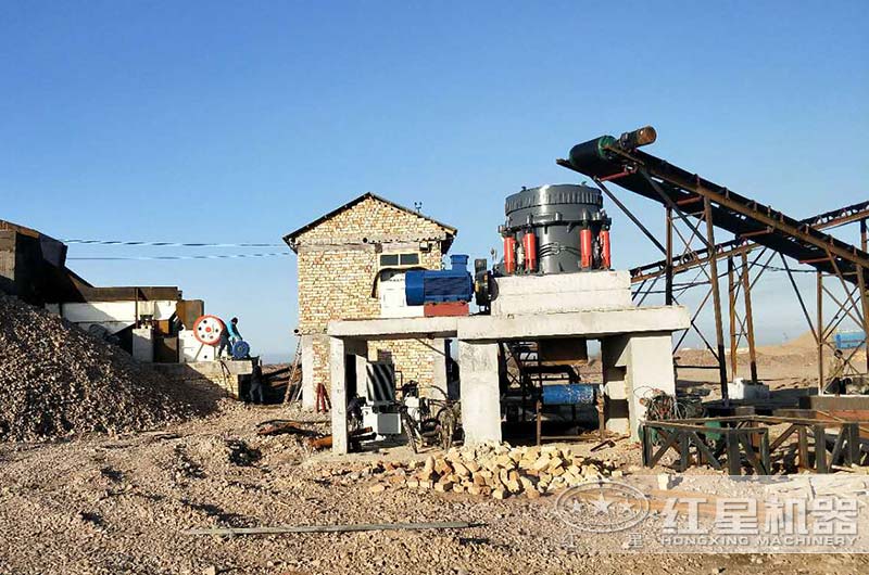 小型顎式破碎機作業(yè)現(xiàn)場，運行效率高