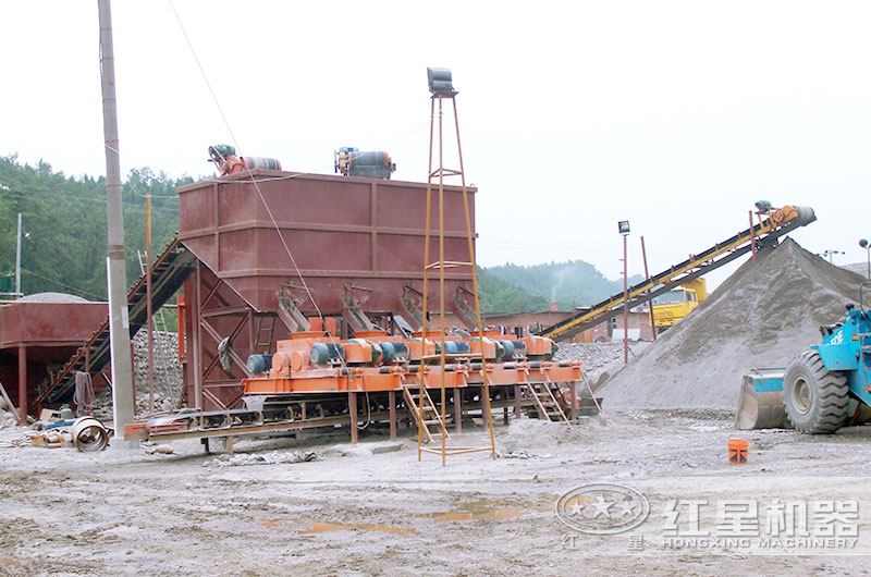 對輥機生產(chǎn)現(xiàn)場 對輥機生產(chǎn)現(xiàn)場