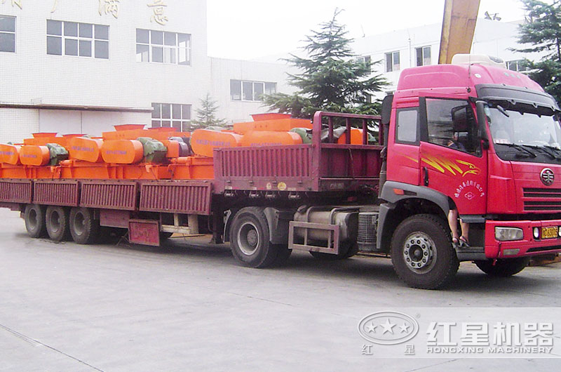 紅星大型對輥機發(fā)貨現(xiàn)場 紅星大型對輥機發(fā)貨現(xiàn)場