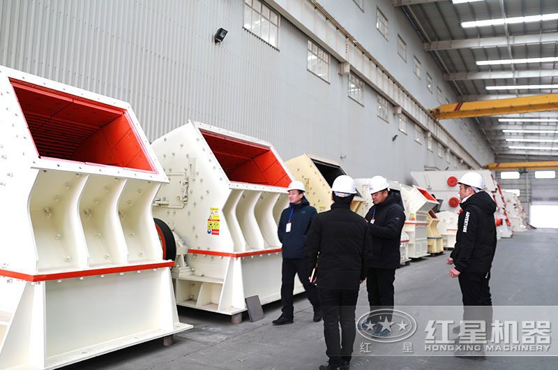 紅星客戶到廠參觀考察時產3000噸的重錘式破碎機