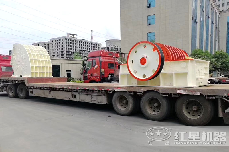 紅星時產3000噸的PCZ2225重錘式破碎機發貨現場