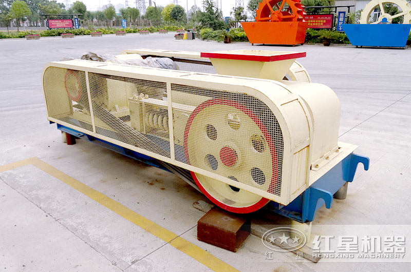 小型對輥式碎石機廠區實拍圖