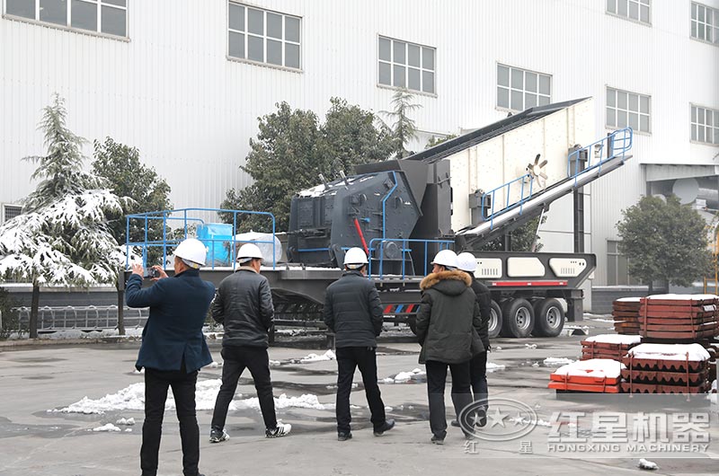 紅星客戶到廠近距離參觀考察輪胎式粉碎機 紅星客戶到廠近距離參觀考察輪胎式粉碎機