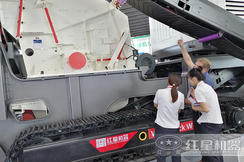 客戶來廠實地考察，經理一對一講解