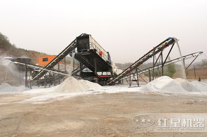 正在廣東作業的移動式破碎磕沙機