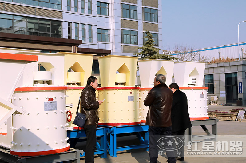 客戶來紅星廠區參觀，近距離了解小型制砂機