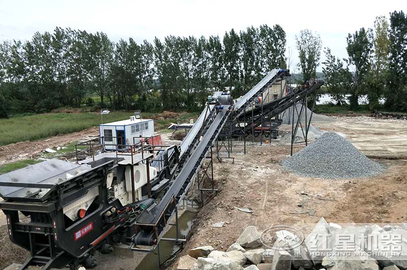 移動磕石機(jī)生產(chǎn)現(xiàn)場,兩臺聯(lián)合作業(yè) 移動磕石機(jī)生產(chǎn)現(xiàn)場,兩臺聯(lián)合作業(yè)