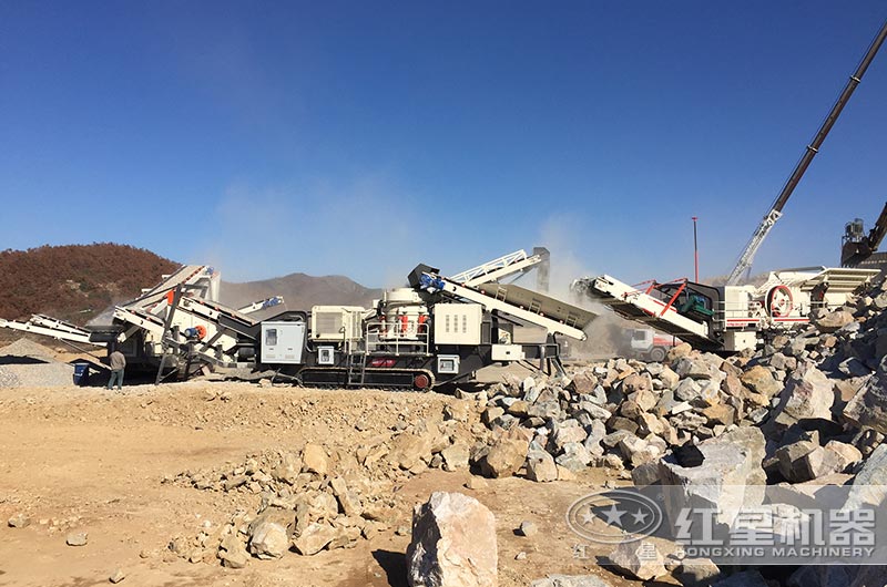 山東客戶現(xiàn)場，三臺設備聯(lián)機作業(yè)（履帶式移動破碎站，總投資100-200萬元左右）